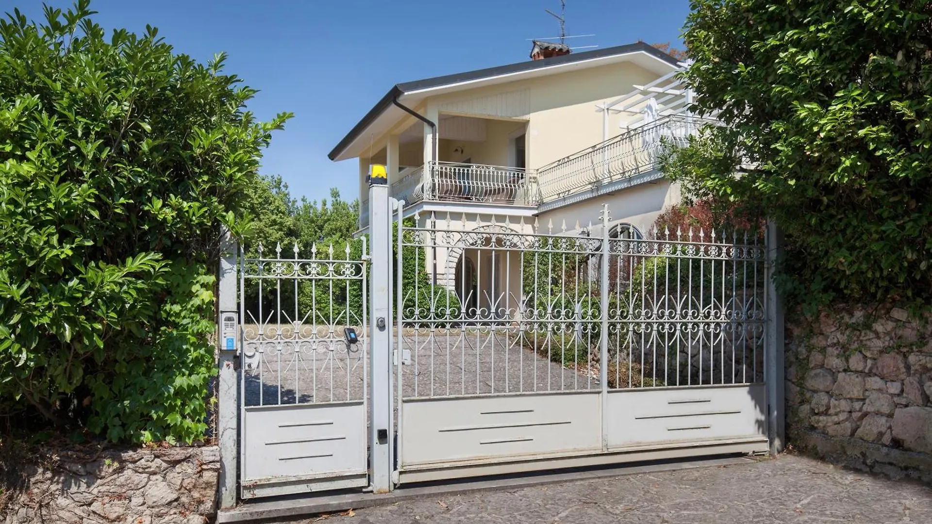 Villa Ilaria With Private Pool And Lake View Torri Del Benaco
